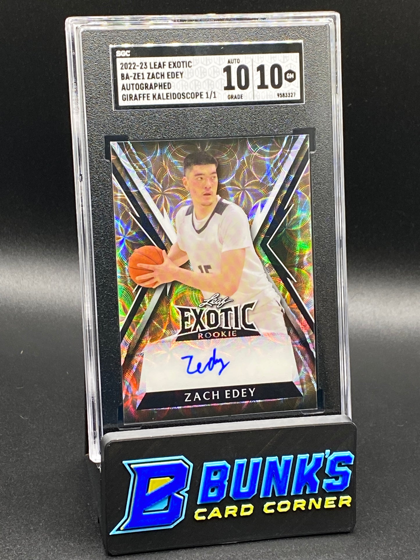 2022 Zach Edey Autographed Giraffe Kaleidoscope 1/1 SGC 10/10 (Box 25)